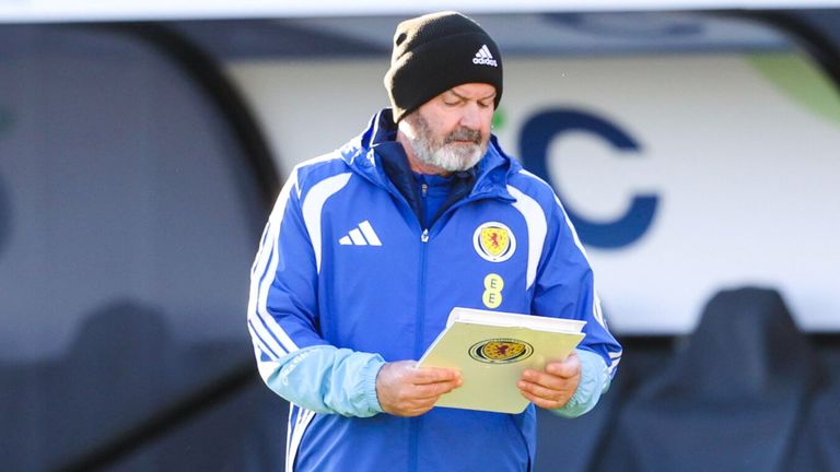 GLASGOW, ESCOCIA - 17 DE NOVIEMBRE: El entrenador Steve Clarke durante una sesión de entrenamiento MD-1 del equipo nacional masculino de Escocia en Lesser Hampden el 17 de noviembre de 2025, en Glasgow, Escocia. (Foto de Alan Harvey/SNS Group)