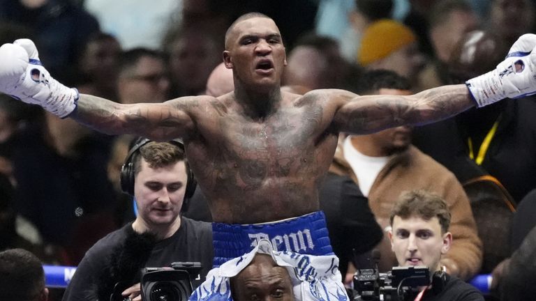 Conor Benn comemora após vencer Chris Eubank Jr 