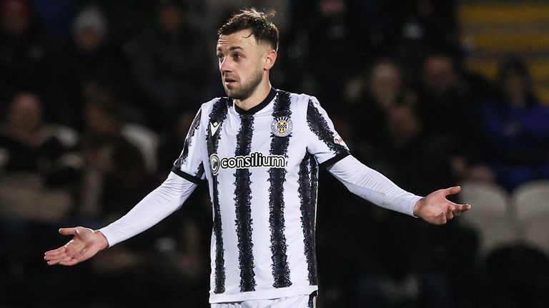 PAISLEY, ESCÓCIA - 22 DE NOVEMBRO: Conor McMenamin de St Mirren parece abatido quando o gol contra de Liam Scales é anulado durante uma partida da William Hill Premiership entre St Mirren e Celtic no SMiSA Stadium, em 22 de novembro de 2025, em Paisley, Escócia. (Foto de Craig Williamson / Grupo SNS)