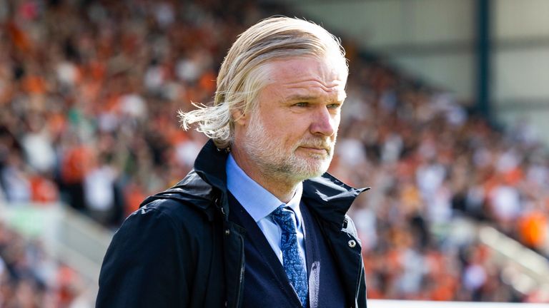 DUNDEE, ESCÓCIA - 31 DE AGOSTO: O técnico do Dundee, Steven Pressley, antes de uma partida da William Hill Premiership entre Dundee e Dundee United em Dens Park, em 31 de agosto de 2025, em Dundee, Escócia. (Foto de Ross Parker / Grupo SNS)