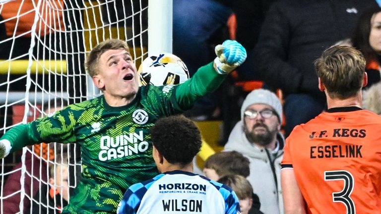Yevhen Kucherenko, do Dundee United, chutou a bola para seu próprio gol contra o Falkirk