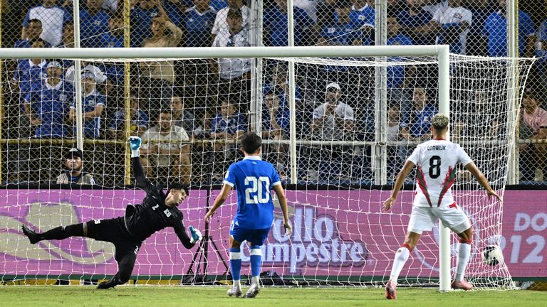 O goleiro de El Salvador, Mario Gonzalez, sofre o segundo gol do Suriname durante as eliminatórias da Concacaf para a Copa do Mundo da FIFA de 2026, em setembro de 2025