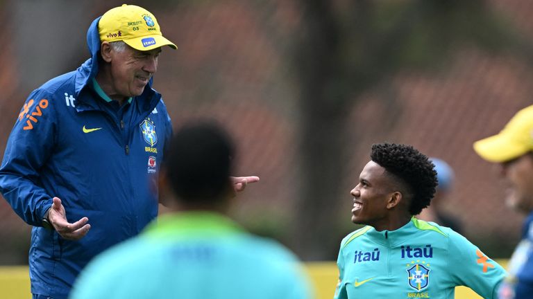 O técnico brasileiro Carlo Ancelotti conta uma piada com Estêvão durante o treino