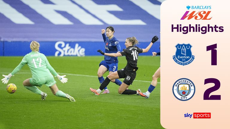 Vivianne Miedema (centro derecha) de Manchester City anota el primer gol de su equipo en un partido de la Super Liga Femenina Barclays en Goodison Park