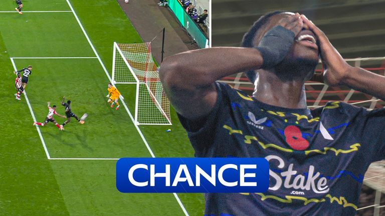 Everton's Barry misses huge chance against Sunderland.
