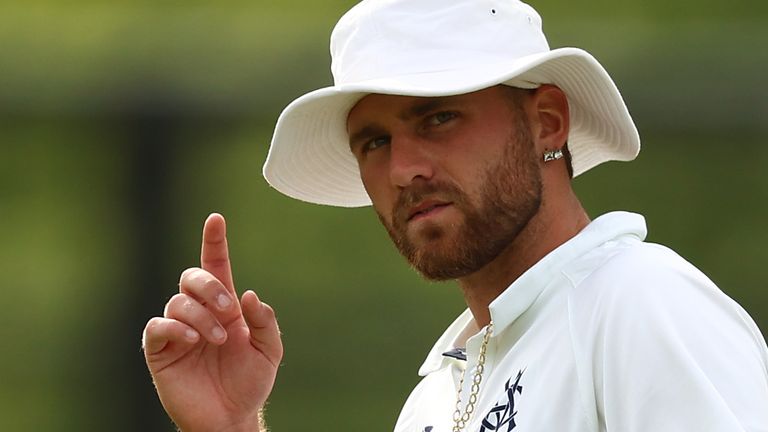 Australian seam bowler Fergus O'Neill has agreed to rejoin Nottinghamshire as an overseas player for part of the next two seasons