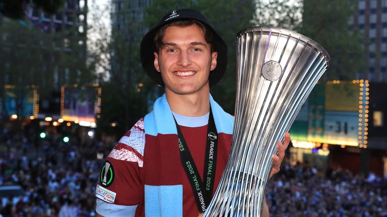 Freddie Potts, do West Ham United, comemora a Liga Europa Conference