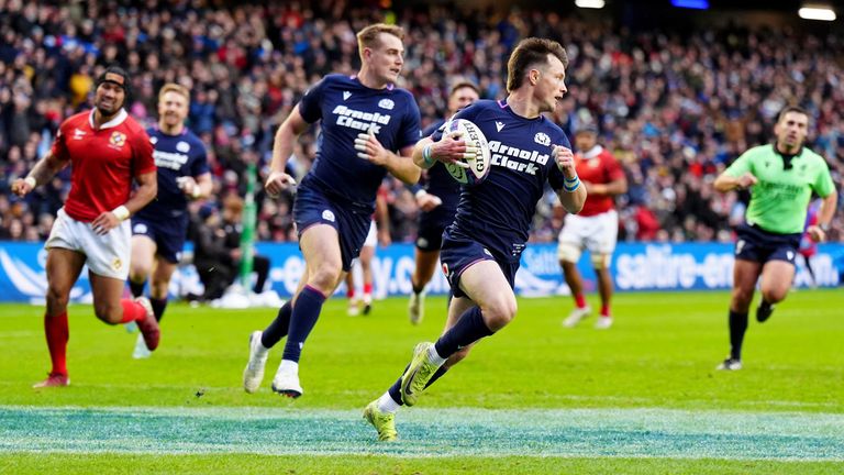 जॉर्ज हॉर्नने टोंगाविरुद्ध स्कॉटलंडचा सहावा प्रयत्न गोल करण्यासाठी धाव घेतली.