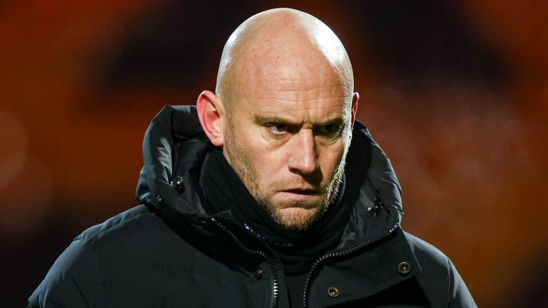 MOTHERWELL, SCOTLAND - NOVEMBER 25: Hibernian Head Coach David Gray looks dejected at full time during a William Hill Premiership match between Motherwell and Hibernian at Fir Park, on November 25, 2025, in Motherwell, Scotland. (Photo by Craig Foy / SNS Group)