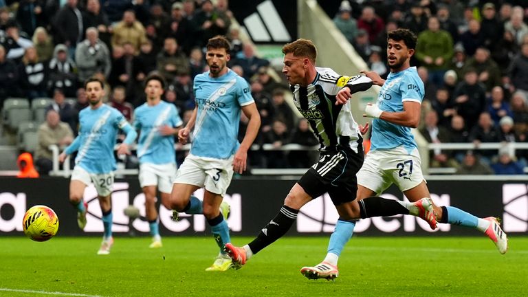 Harvey Barnes misses a chance to put Newcastle in front