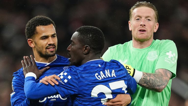 Idrissa Gueye, do Everton, é contido após confronto com seu companheiro de equipe Michael Keane, levando ao cartão vermelho 