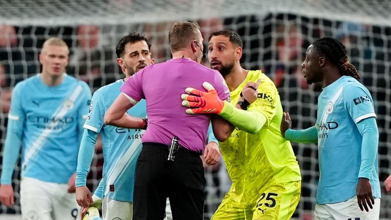 Gianluigi Donnarumma sentiu que sofreu falta no gol da vitória do Newcastle