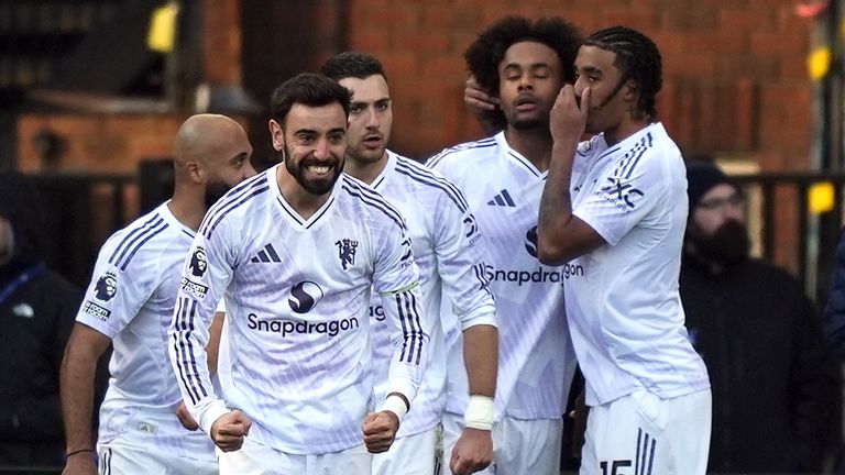Manchester United players celebrate 2-1 win at Crystal Palace