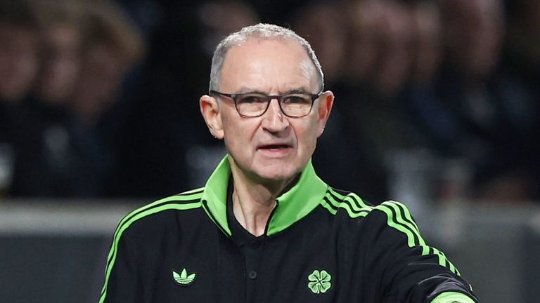 HERNING, DANIMARCA - 06 NOVEMBRE: Martin o'Neill, manager ad interim del Celtic, durante la partita della UEFA Europa League tra FC Midtjylland e Celtic alla MCH Arena, il 06 novembre 2025, a Herning, Danimarca. (Foto di Craig Williamson / Gruppo SNS)