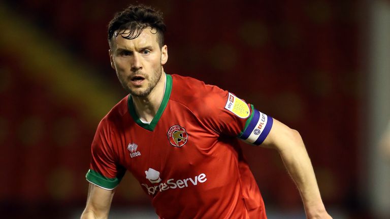 वॉल्सॉल खेळाडू म्हणून सॅडलरचे दोन स्पेल होते