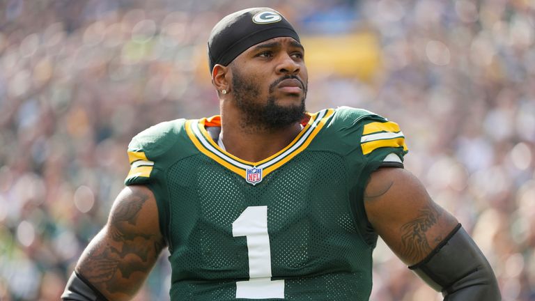 ग्रीन बे पॅकर्सचा मिका पार्सन्स 7 सप्टेंबर रोजी डेट्रॉईट लायन्स विरुद्धच्या NFL खेळापूर्वी पाहतो.