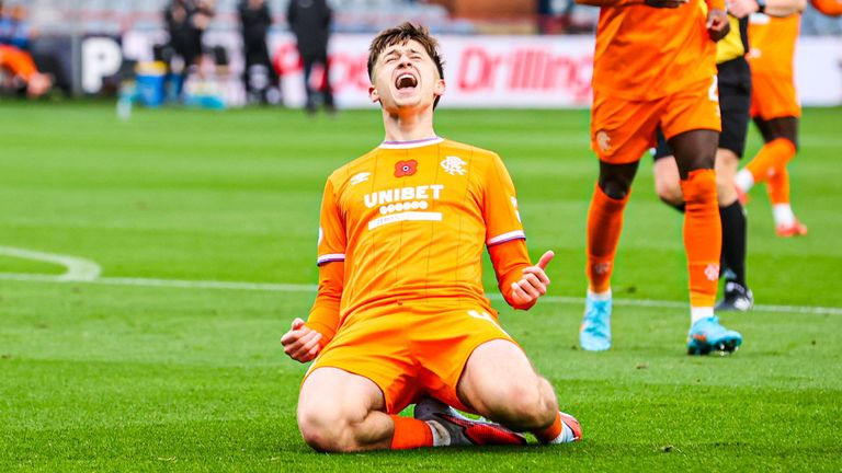 O jogador do Rangers, Mikey Moore, comemora ao marcar e fazer o 2-0 