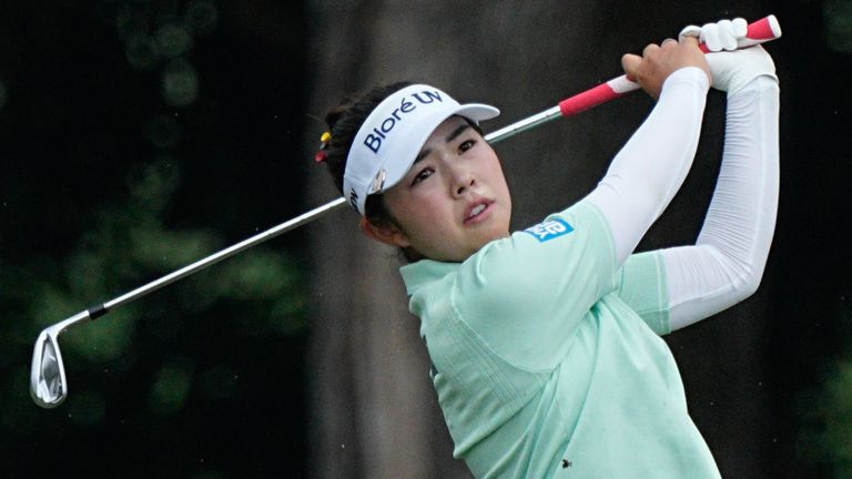 Miyu Yamashita del Giappone colpisce dal fairway alla 17a buca durante il campionato Maybank del LPGA Tour al Kuala Lumpur Golf and Country Club di Kuala Lumpur, Malesia, domenica 2 novembre 2025. (AP Photo/Kien Huo)