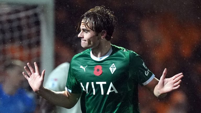 El jugador de 20 años ha marcado siete goles con el Stockport en lo que va de temporada.