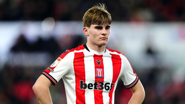 Lowe fue retirado de un período de préstamo de gran éxito en Walsall en enero.