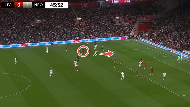 Neco Williams corre para o segundo gol do Nottingham Forest e Mohamed Salah não consegue segui-lo para o Liverpool.