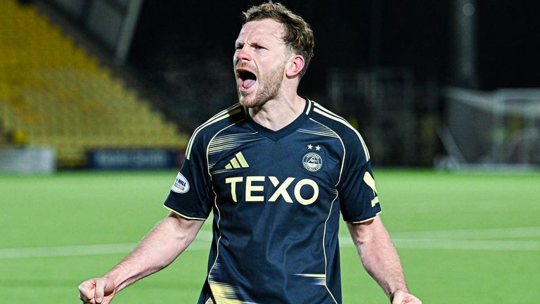 Nicky Devlin, do Aberdeen, comemora a vitória de sua equipe em Livingston