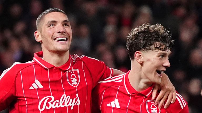 Nikola Milenkovic (à esquerda) do Nottingham Forest comemora o terceiro gol da partida com o companheiro Ryan Yates 