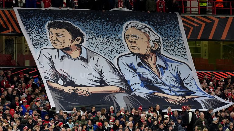 Uma faixa do ex-técnico do Nottingham Forest, Brian Clough (à esquerda), com o assistente Peter Taylor para a UEFA Europa League,