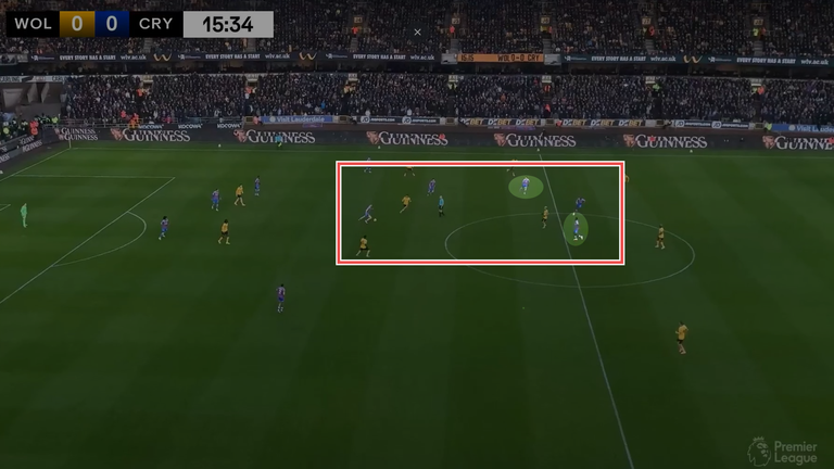 El número 10 del Palace juega por poco, creando una situación de sobrecarga