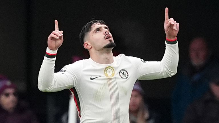 Pedro Neto, del Chelsea, celebra el primer gol de su equipo 