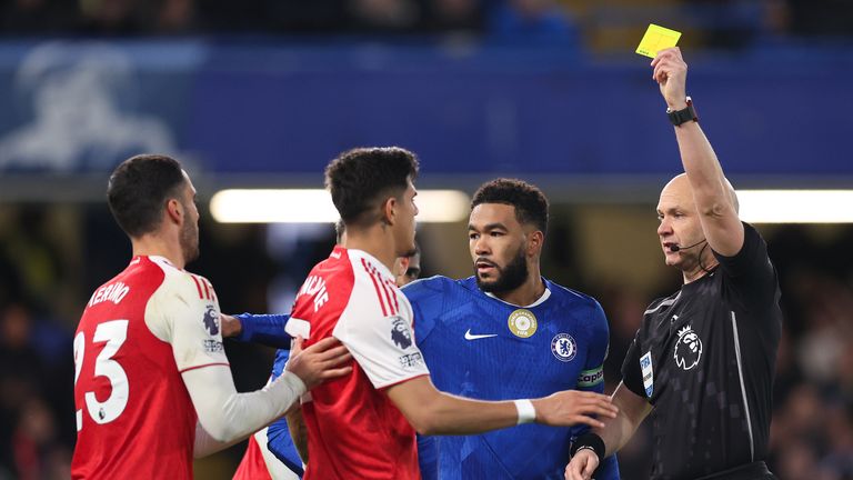 पिएरो हिनकापी को बुक किया गया था लेकिन एंज़ो मार्सेका को लगा कि उन्हें रेड देखना चाहिए था