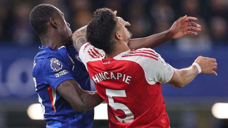 हिनकेपी की कोहनी चालोबा के चेहरे से संपर्क में आई