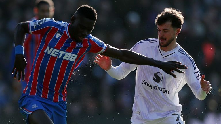 Ismaila Sarr é desafiada por Mason Mount