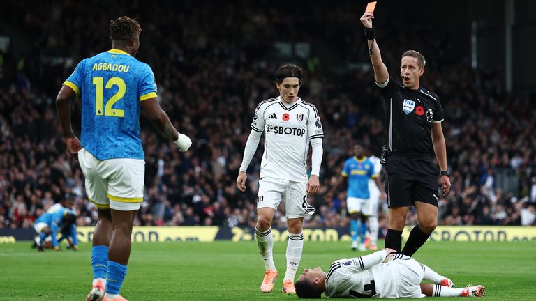 रेफ्री जॉन ब्रूक्सने इमॅन्युएल अग्बाडूला लाल कार्ड दिले