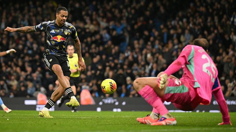 Lukas Nmecha marca o empate do Leeds contra o Manchester City