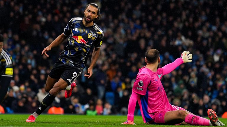 Dominic Calvert-Lewin sai para comemorar depois de marcar um gol para o Leeds no Etihad