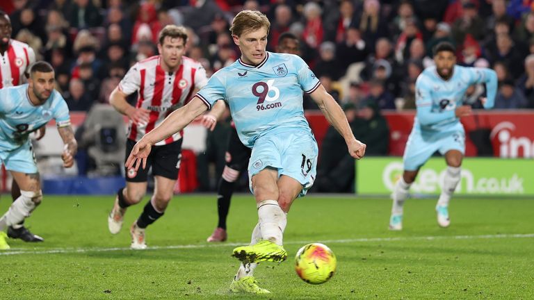 ZIan Flemming marca o empate de Burnley em Brentford de pênalti
