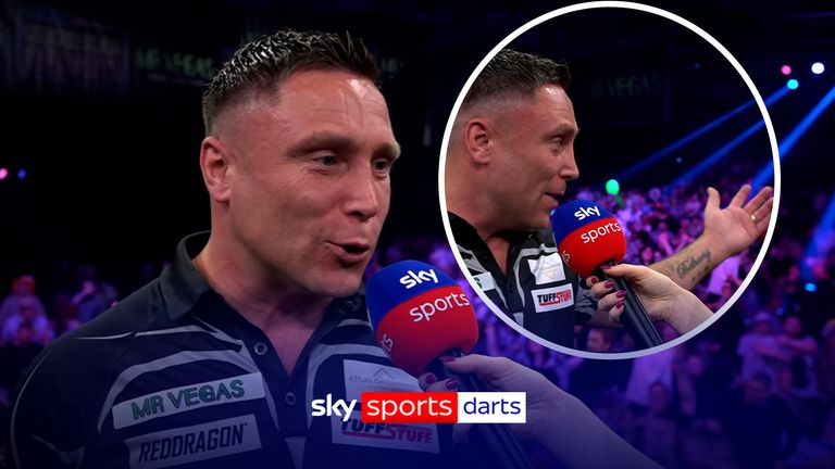 Garwin Price reacciona tras vencer a Martin Schindler en la segunda ronda del Grand Slam de Dardos 2025.