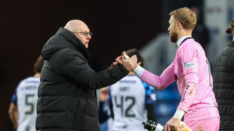 O goleiro do Falkirk, Scott Bain (R), fez uma grande defesa no final do jogo 