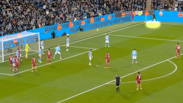 The assistant referee is marked in the top right corner of the screenshot