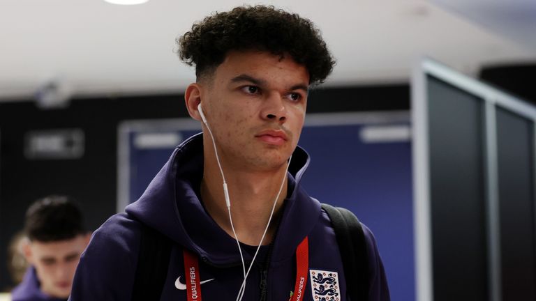 Nico O'Reilly debutó con Inglaterra ante Serbia