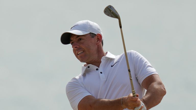 Rory McIlroy của Bắc Ireland thực hiện cú đánh từ hố cát ở lỗ thứ 18 trong vòng đầu tiên của Giải vô địch Golf Abu Dhabi ở Abu Dhabi, Các Tiểu vương quốc Ả Rập Thống nhất, Thứ Năm, ngày 6 tháng 11 năm 2025. (Ảnh AP / Altaf Qadri)