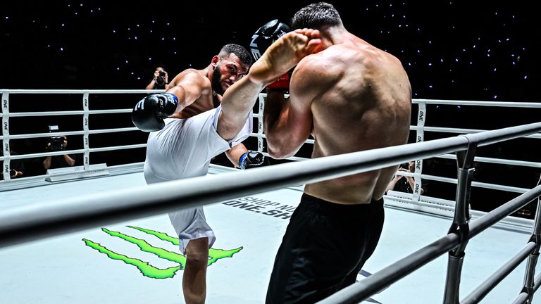 Samet Agdeve, Roman Kryklia'ya kafa vuruşu yapıyor