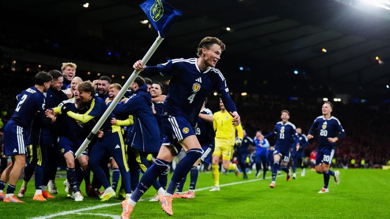 Scott McTominay lidera las celebraciones de Escocia tras el pitido final de su sensacional victoria sobre Dinamarca.