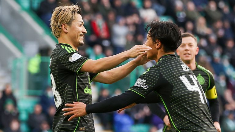 Daizen Maeda comemora com Reo Hatate após o primeiro gol do Celtic contra o Hibs