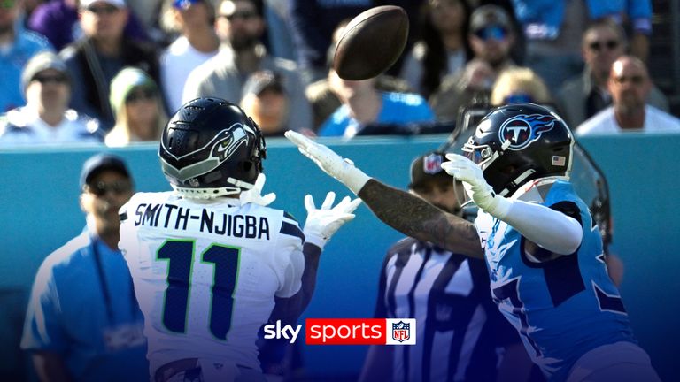 रविवार, 23 नवंबर, 2025 को नैशविले, टेनेसी में एनएफएल फुटबॉल खेल के पहले भाग के दौरान सिएटल सीहॉक्स के वाइड रिसीवर जैक्सन स्मिथ-एनजिग्बा (11) ने टेनेसी टाइटन्स के सुरक्षाकर्मी अमानी हुकर (37) के आगे एक टचडाउन पास पकड़ा। (एपी फोटो/जॉन एमिस)