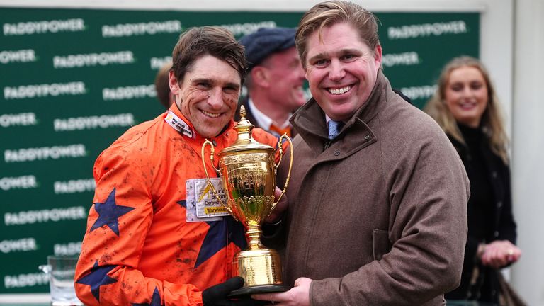 Đội Skelton tạo dáng với Cúp vàng Paddy Power