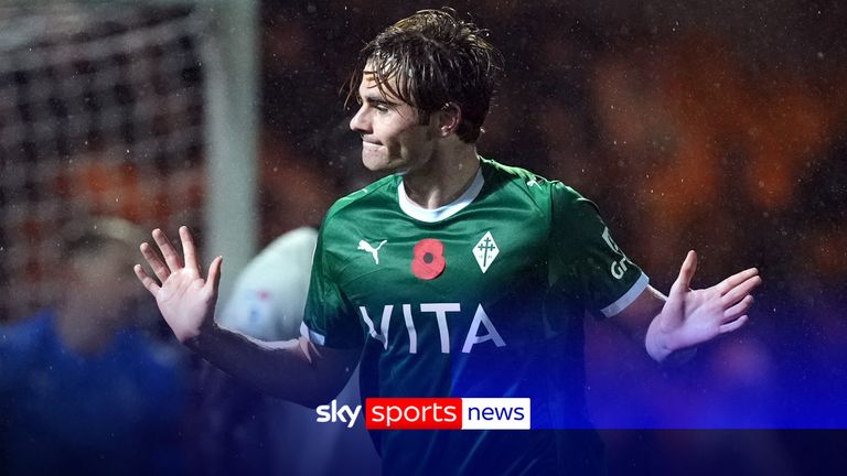 Nathan Lowe, del condado de Stockport, celebra marcar el primer gol de su equipo durante el partido Sky Bet League One en Vale Park, Stoke on Trent. Fecha de la foto: lunes 27 de octubre de 2025.