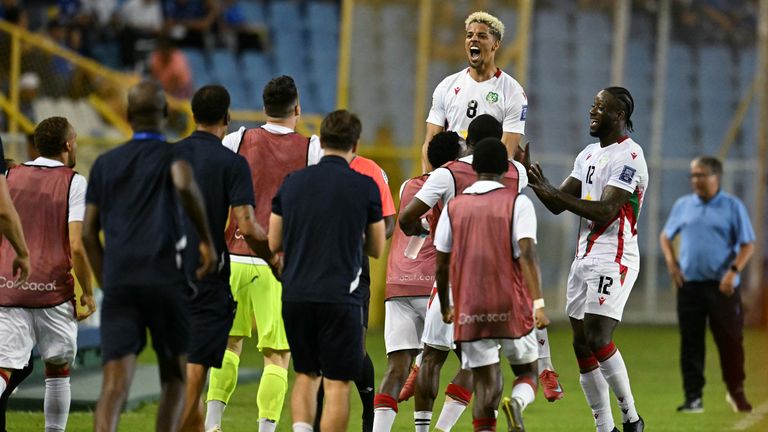 O meio-campista suriname Justin Lonwijk comemora após marcar em El Salvador nas eliminatórias da Copa do Mundo em 10 de junho de 2025. 
