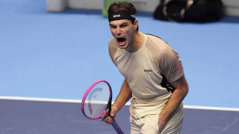   Taylor Fritz festeggia dopo aver vinto contro l'italiano Lorenzo Musetti durante le ATP World Tour Finals, 2025. (AP Photo/Antonio Calanni)